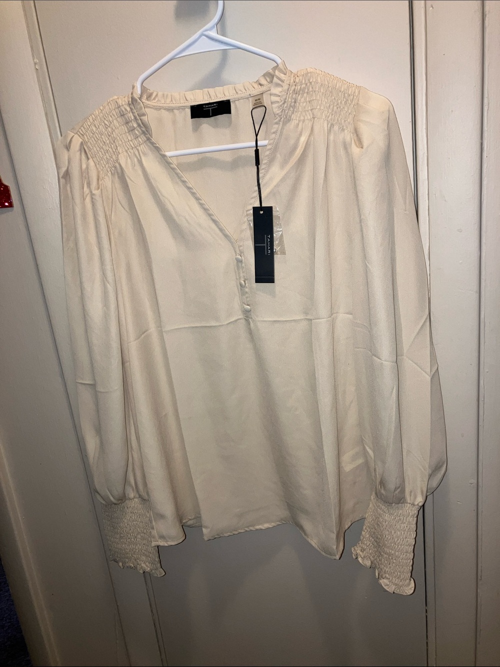 Elie Tahari Cream Smocked-Shoulder V-Neck Blouse Medium New